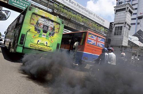 Emissioni inquinanti di autobus diesel
