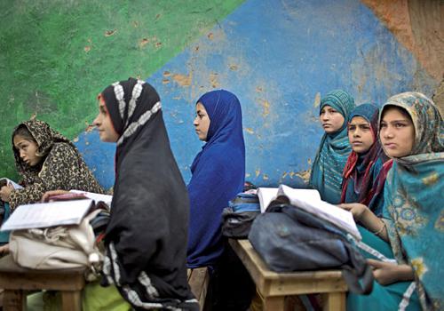 Rifugiate afghane in una scuola