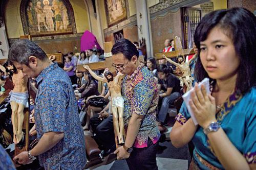 Cattolici indonesiani alla messa del venerdì santo