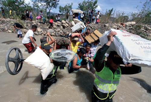Colombiani rientrano in patria attraversando il fiume Tachira