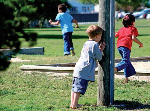 Bambini giocano a nascondino