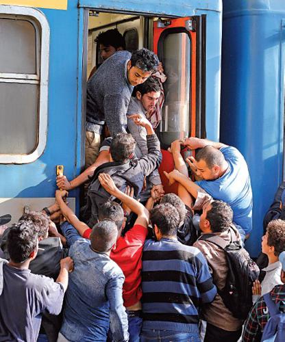 Migranti all'assalto di un treno