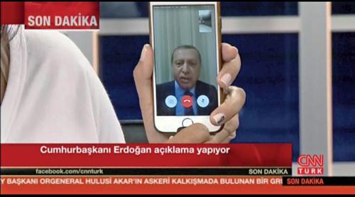 Erdogan parla attraverso uno smartphone