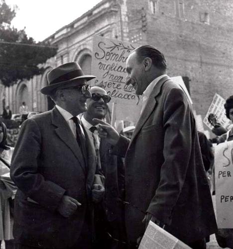 Norberto Bobbio, a destra, con Aldo Capitini nel 1961 durante la Marcia della pace Perugia-Assisi, di Carla Gobetti