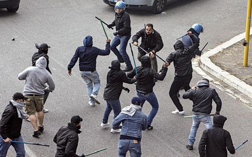Scontri tra tifosi del Napoli e Polizia