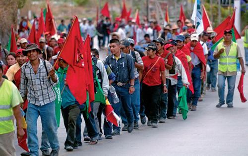 Indigeni del Guatemala in marcia